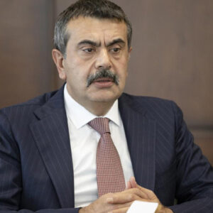 bakan tekin okul kiyafetlerini acikladi AJICq3v6