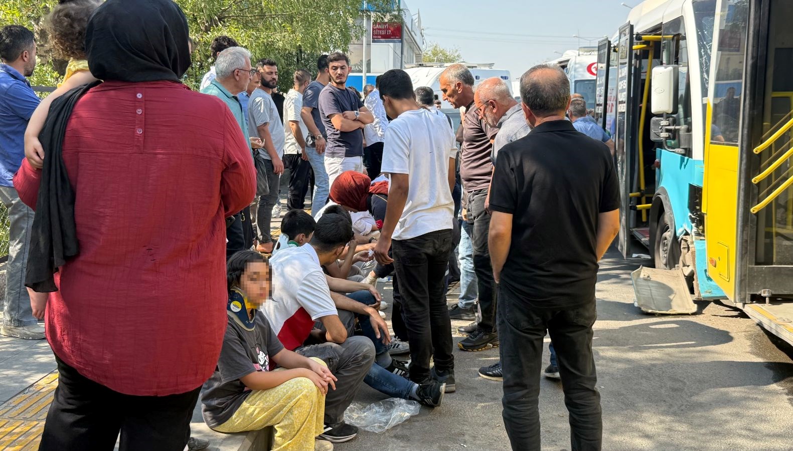 diyarbakirda freni patlayan halk otobusu duraga daldi cok sayida yarali var ptd3z6BI