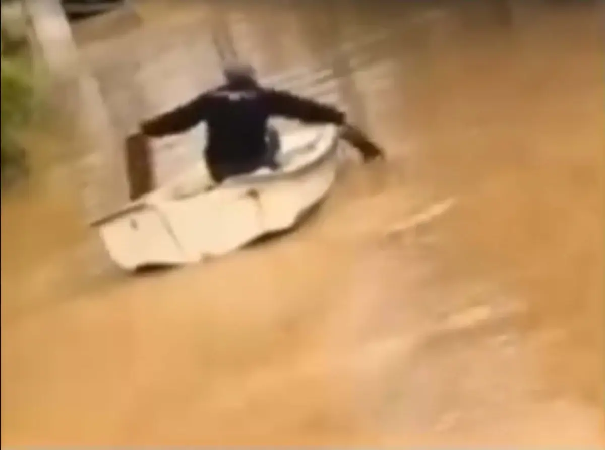 focada sel aracta kimse yok hm8mkie8.jpg