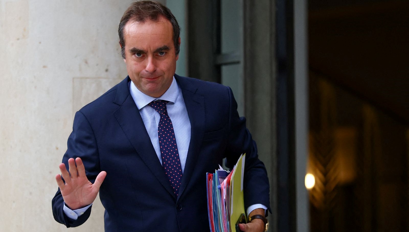 istifa etmisti macron lecornuyu yeniden basbakanliga atadi RDcbOMnE