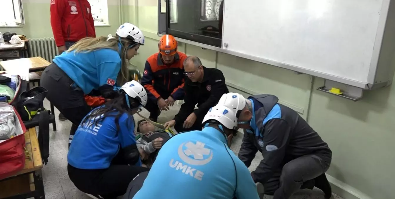 kirklarelinde okullarda es zamanli deprem tatbikati yapildi TVjWqCat.jpg