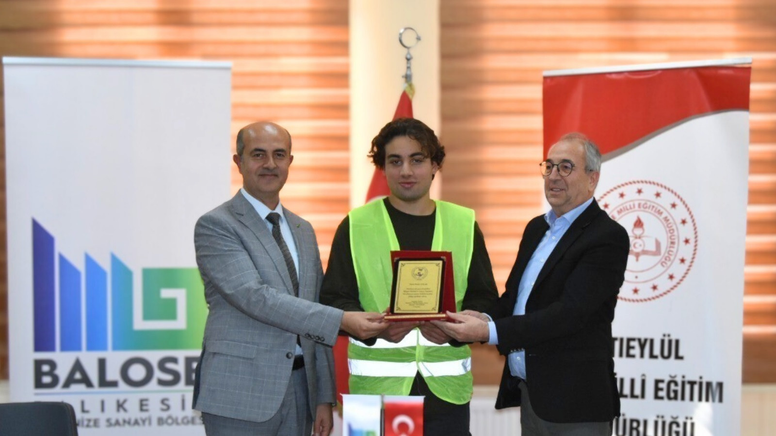 lise ogrencisi demir okula ruzgar turbini ve gunes paneli kurdu xxmJR79v.jpg