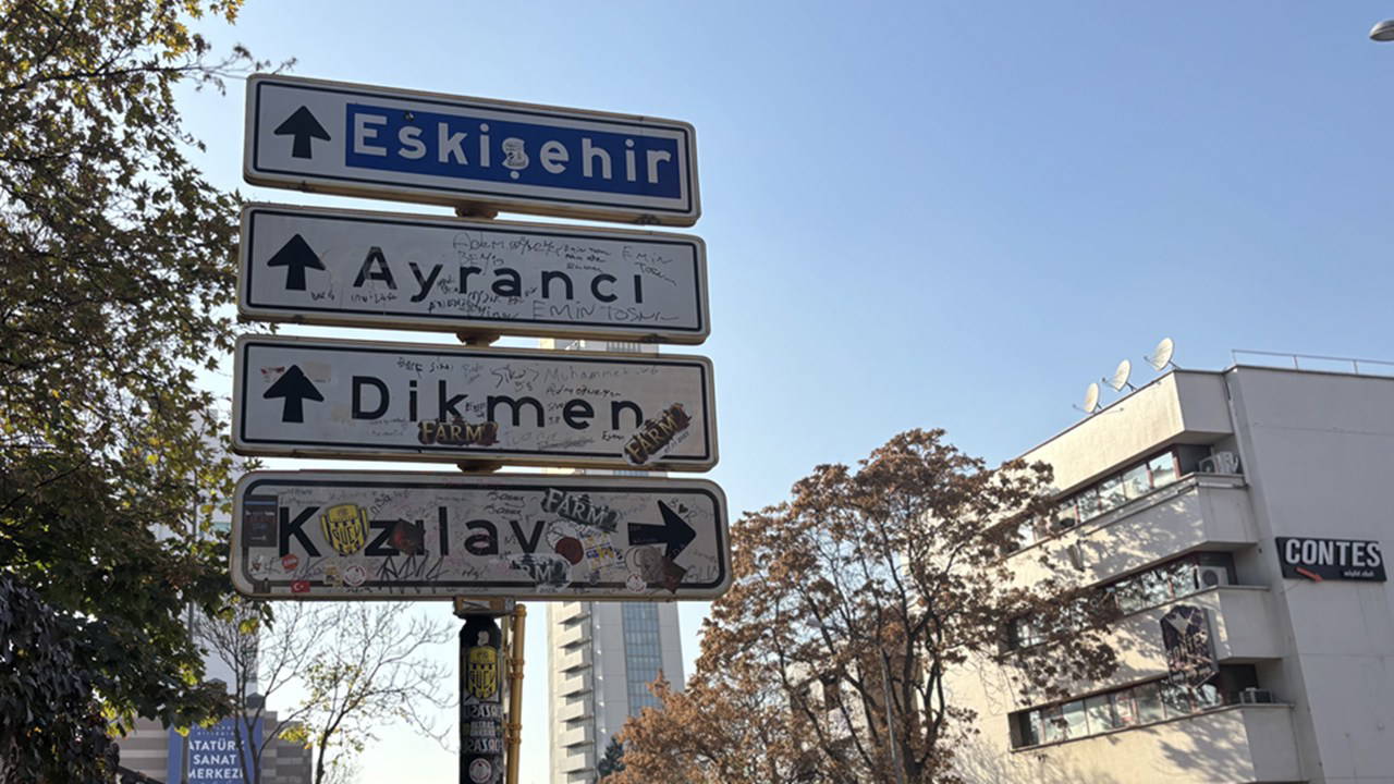 cankayada genclerin asilarak fotograf cektirdigi tabelaya koruma CTf6cfSc.jpg