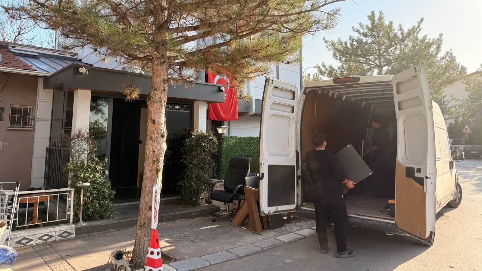 satisa cikmisti kilicdaroglu ankaradaki ofisinibosaltti t68KrN5X.jpg